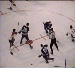 (2)Red Kelly picks up the puck